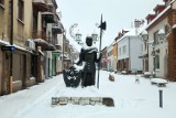 Spektakularny powrót zimy do Olkusza. Ulice i chodniki pokryła gruba warstwa białego puchu. Zobacz zdjęcia 