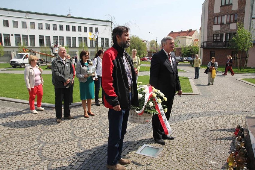 Solidarność Zagłębia Miedziowego złożyła kwiaty pod pomnikiem Jana Pawła II