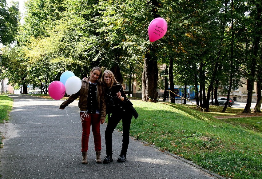 Karolina (z lewej) i Zuza spotkały w parku Huberta. Też był...