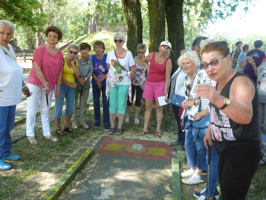 Aktywni seniorzy opanowali Park Krasnala w Nowej Soli. Grali w minigolfa i boccię. Było dużo sukcesów i radości