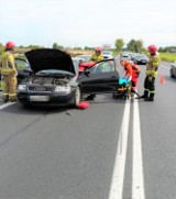 W Bobrowicach - DK6 - zderzenie dwóch aut. Ranna kobieta zabrana do szpitala. Zdjęcia