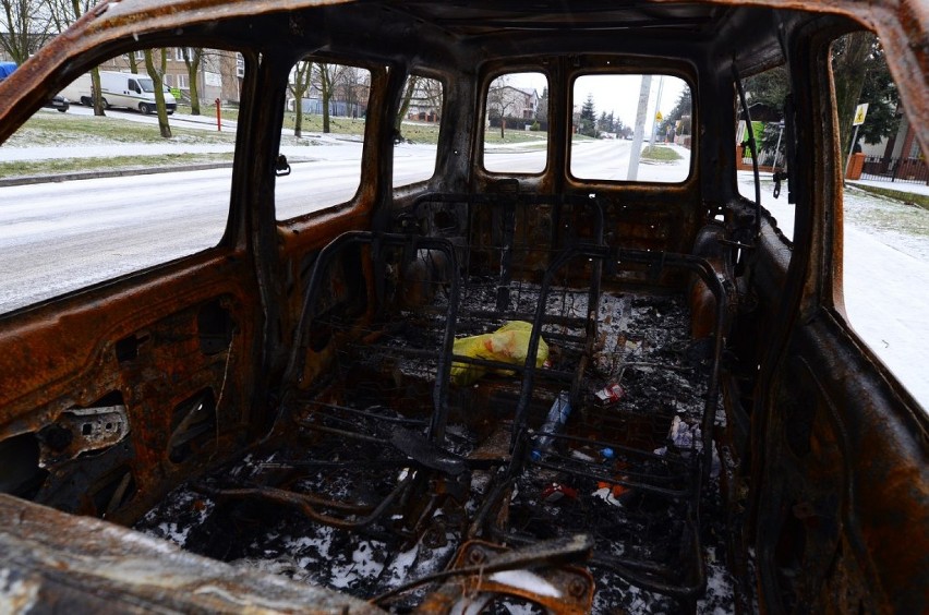 Wraki w Poznaniu - Spalone auto na Sarmackiej