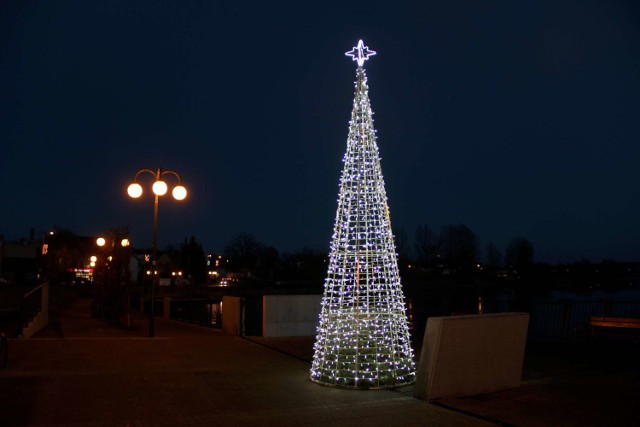 Nowa choinka świąteczna stanęła na tarasie widokowym nad Jeziorem Miejskim w Międzychodzie (20.12.2019).