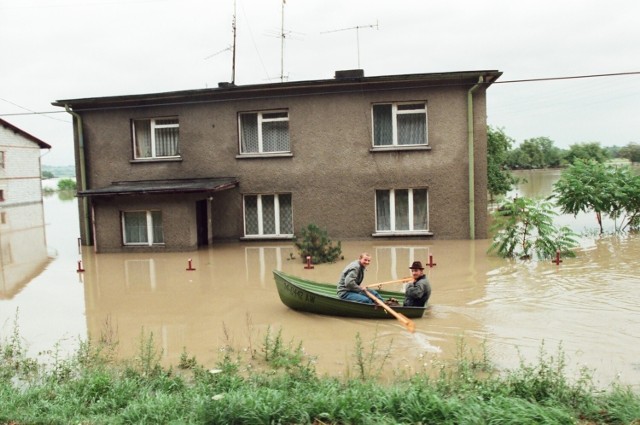 Wielka powódź na Śląsku w 1997 roku. Zobaczcie zalany Racibórz, zmagania mieszkańców z wodą, sprzątanie po zejściu wody