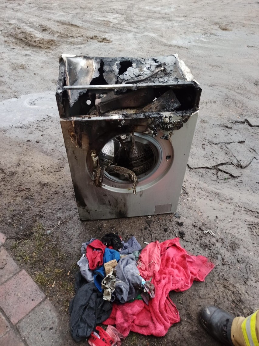 Pralka zapaliła się w jednym z mieszkań przy ul. Smolnej w Kaliszu. ZDJĘCIA 