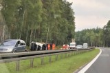 Wypadek na DK1 w Kobiórze. Ciężarówka wypadła z drogi. Są utrudnienia