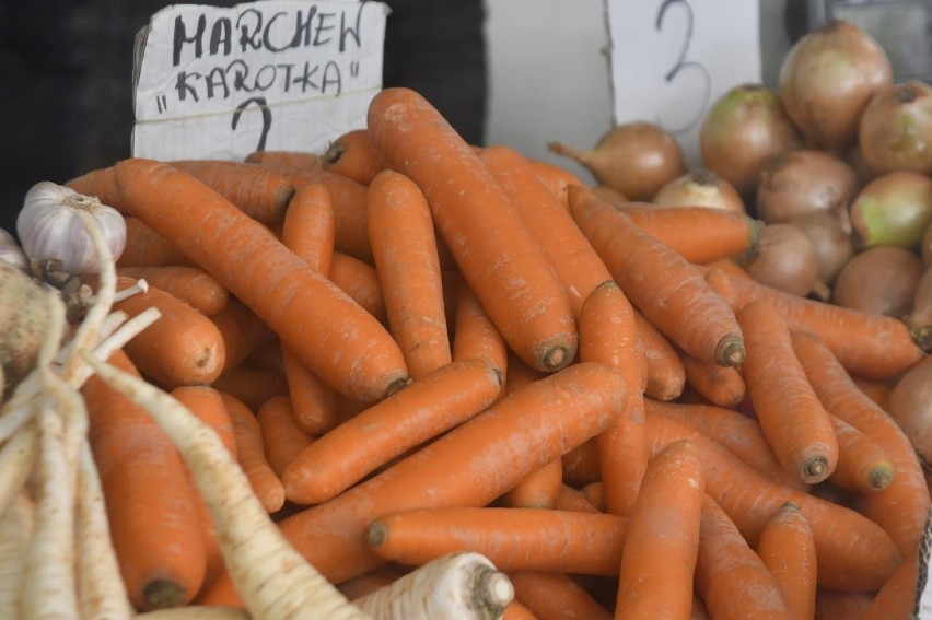 Nie zmienia się również cena marchewki "karotki"  - 3 złote...