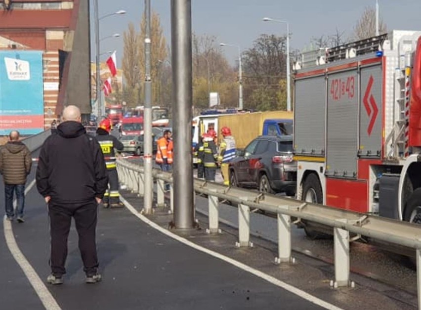 Ogromny korek utworzył się po zderzeniu czterech samochodów