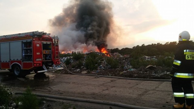 Największy pożar  jaki gasili w ubiegłym roku strażacy z powiatu wąbrzeskiego wybuchł na wysypisku śmieci w Niedźwiedziu. Do jego ugaszenia zużyto 240 tysięcy litrów wody