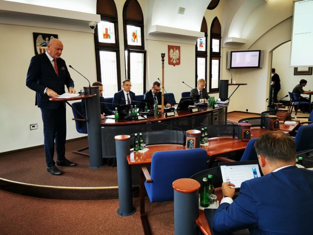 W Toruniu sesja Rady Miasta była planowana za 19 marca. Najpierw miała się odbyć bez udziału mieszkańców. Ostatecznie jednak ją odwołano