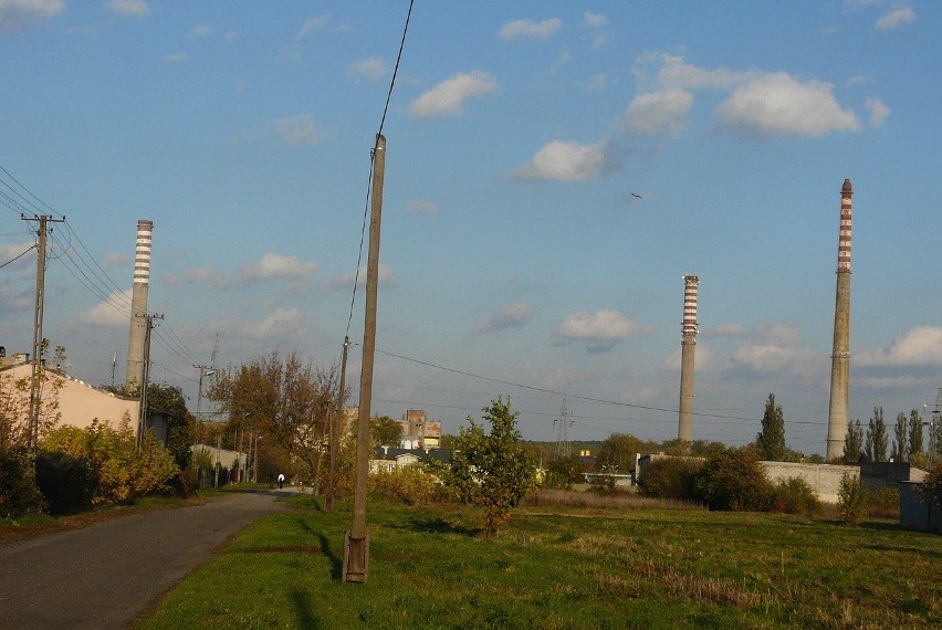 Nieoświetlone kominy po dawnym Wistomie w Tomaszowie Maz. zagrożeniem dla samolotów