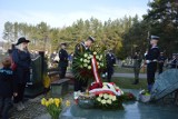 Rocznica katastrofy smoleńskiej - na cmentarzu w Baninie oddano hołd admirałowi Andrzejowi Karwecie ZDJĘCIA, WIDEO
