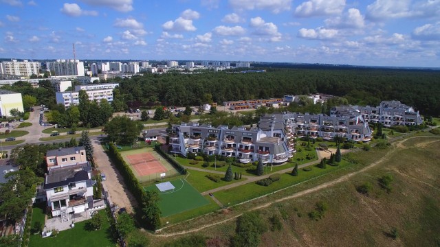 Oto kolejna porcja zdjęć w ramach naszego cyklu "Toruń z drona". Miasto z lotu ptaka prezentuję się naprawdę niesamowicie! 

Tym razem wzięliśmy na cel osiedla: Rubinkowo, Bielawy, Na Skarpie! Widok wielu obiektów i miejsc, które znacie, widzianych z takiej wysokości może zaskoczyć! Zapraszamy w podniebną podróż po Toruniu! >>>>>>>>>

Zobacz także: 
Toruń z drona: Jakubskie Przedmieście i Mokre

Toruń z drona: starówka i Bydgoskie Przedmieście

Toruń z drona: Czerniewice, Rudak, Podgórz i Stawki