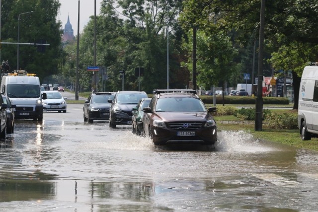 Poważna awaria wodociągowa we Wrocławiu. Wiele miejsc bez wody. Ulica Zaporoska zalana