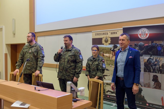 Podczas spotkania rekrutacyjnego. Od lewej: insp. ZS M. Elgass, st. chor. ZS A. Polakiewicz, prof. G. Ostasz.