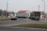 Kierowcy nadal parkują na rondzie Dmowskiego w Chełmie
