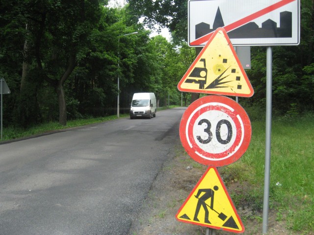 Pełno grysu, którym wypełniono część dziur i ograniczenie prędkości - to czeka kierowców na trasie z Wieprzyc do Małyszyna.