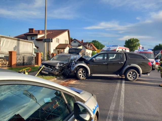 Do zderzenia forda i mitsubishi doszło w Zakrzewie, obok stacji paliw.