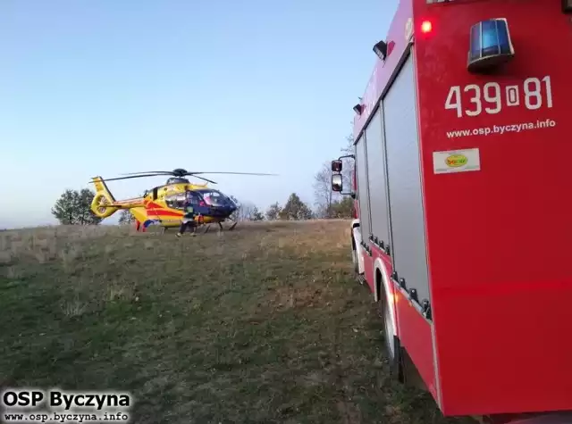 Do feralnego wypadku doszło dzisiaj o godz. 15.30 w Nasalach (gmina Byczyna). 

Jeden z mieszkańców Nasal naprawiał dach. W pewnym momencie stracił równowagę i spadł z dachu. 

U mężczyzny doszło do zatrzymania krążenia. 

Na miejsce wezwano śmigłowiec Lotniczego Pogotowia Ratunkowego. 

Na szczęście, po godzinnej reanimacji ratownicy zdołali przywrócić krążenie. 

Ranny mężczyzna w ciężkim stanie został zabrany helikopterem do Uniwersyteckiego Szpitala Klinicznego w Opolu.

