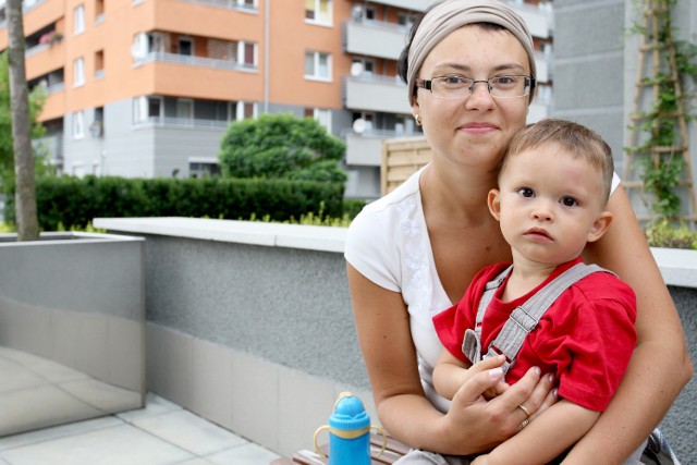 Joanna Borowska z synem Maksymilianem nie pobawi się na osiedlu, ale tuż za płotem ma park