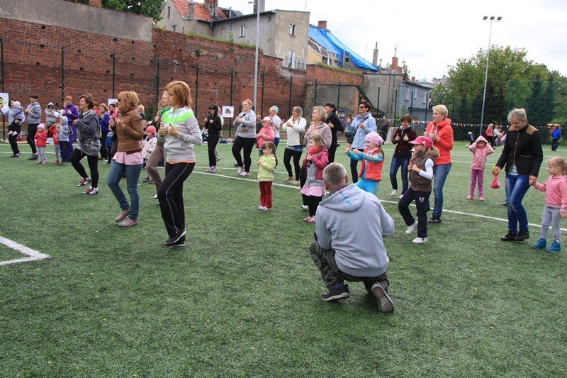 Syców: Sportowy Dzień Mamy i Taty na gimnazjalnym orliku z Przedszkolem nr 3