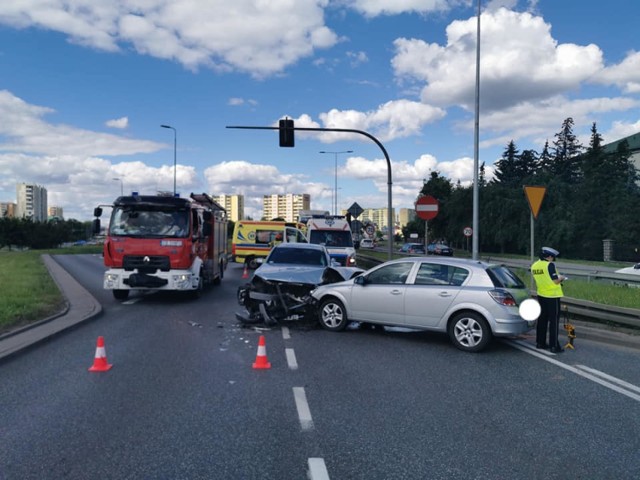 Na skrzyżowaniu ul. Jana Pawła II i Kujawskiej w Bydgoszczy zderzyły się dwa samochody. Policja wyjaśnia okoliczności