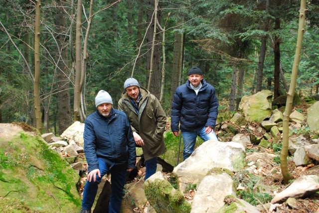 Od lewej stoją Janusz Mrowca, Jarosław Czaja i Mieczysław Śmierciak na górze Łyżka