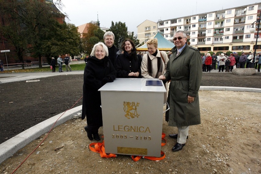 Legnica: Skrzynia czasu została zakopana 14 lata temu w centrum miasta, zobaczcie zdjęcia
