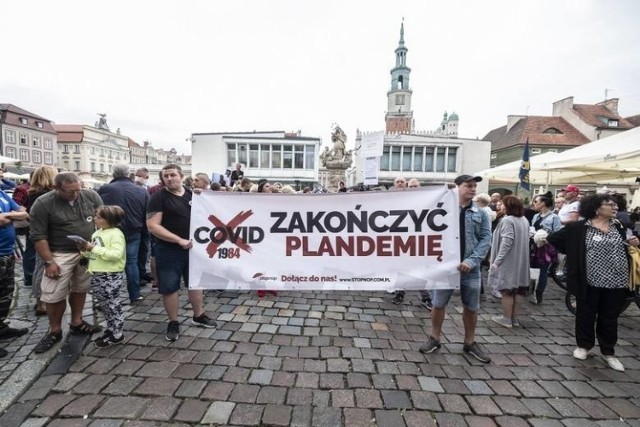 Jedni boją się lockdownu, inni zaprzeczają istnieniu epidemii.