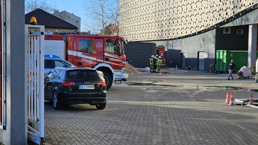 Woda zalała jeden poziom w Galerii Korona w Kielcach. Na miejscu strażacy. Doszło do awarii?