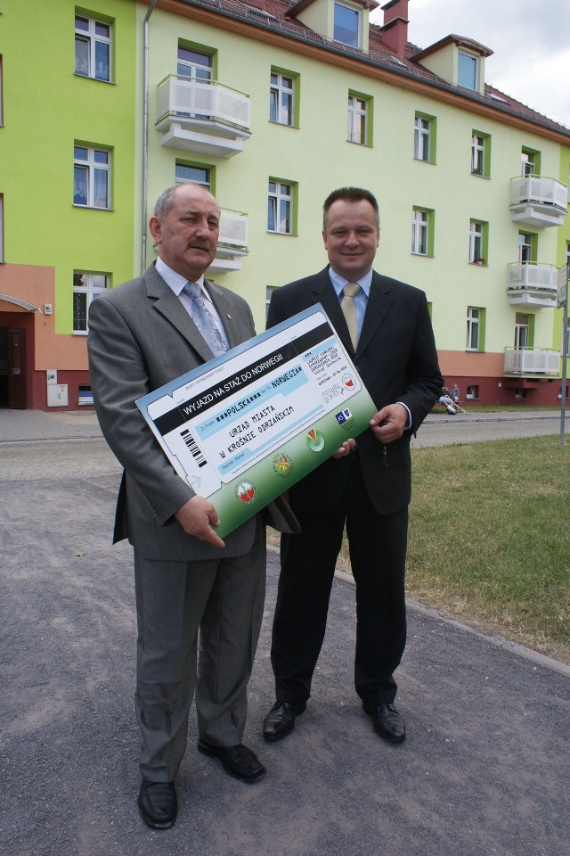 Burmistrz Andrzej Chinalski z (lewej) i skarbnik gminy Sławomir Kulczyński cieszą się z wygranej w konkursie.