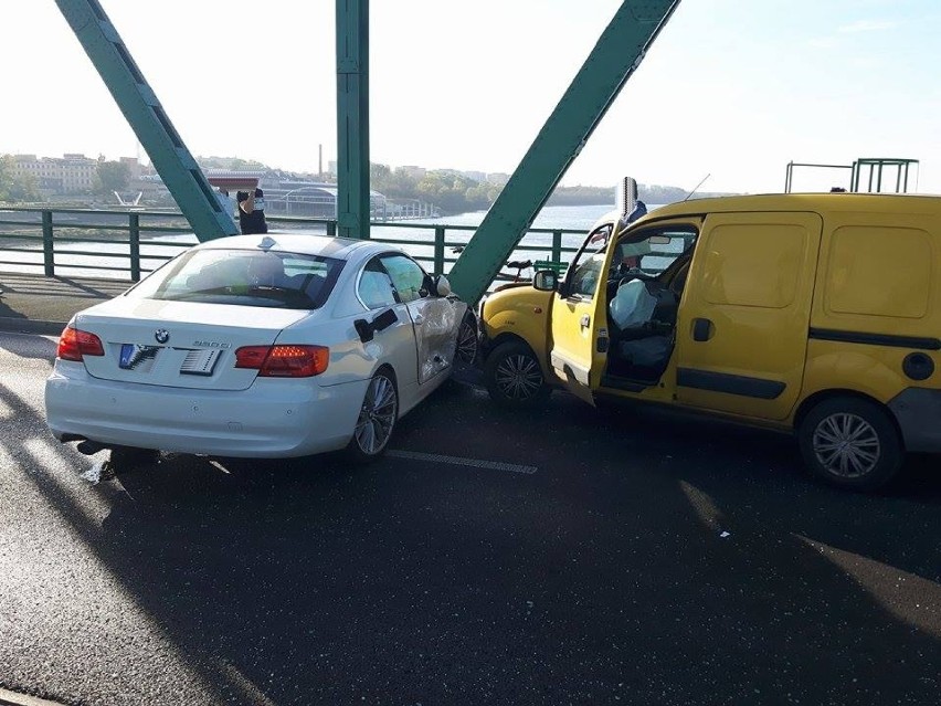 Wypadek na moście. Zderzenie 4. samochodów, ogromne korki w centrum Włocławka
