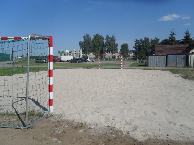 Na terenie Ośrodka Sportu i Rekreacji w Ustce otwarto plażowe boisko do piłki ręcznej. Jest ono dostępne dla wszystkich, ale to rozwiązanie tymczasowe. Za kilka dni takie boiska zostaną otwarte na prawdziwej plaży.