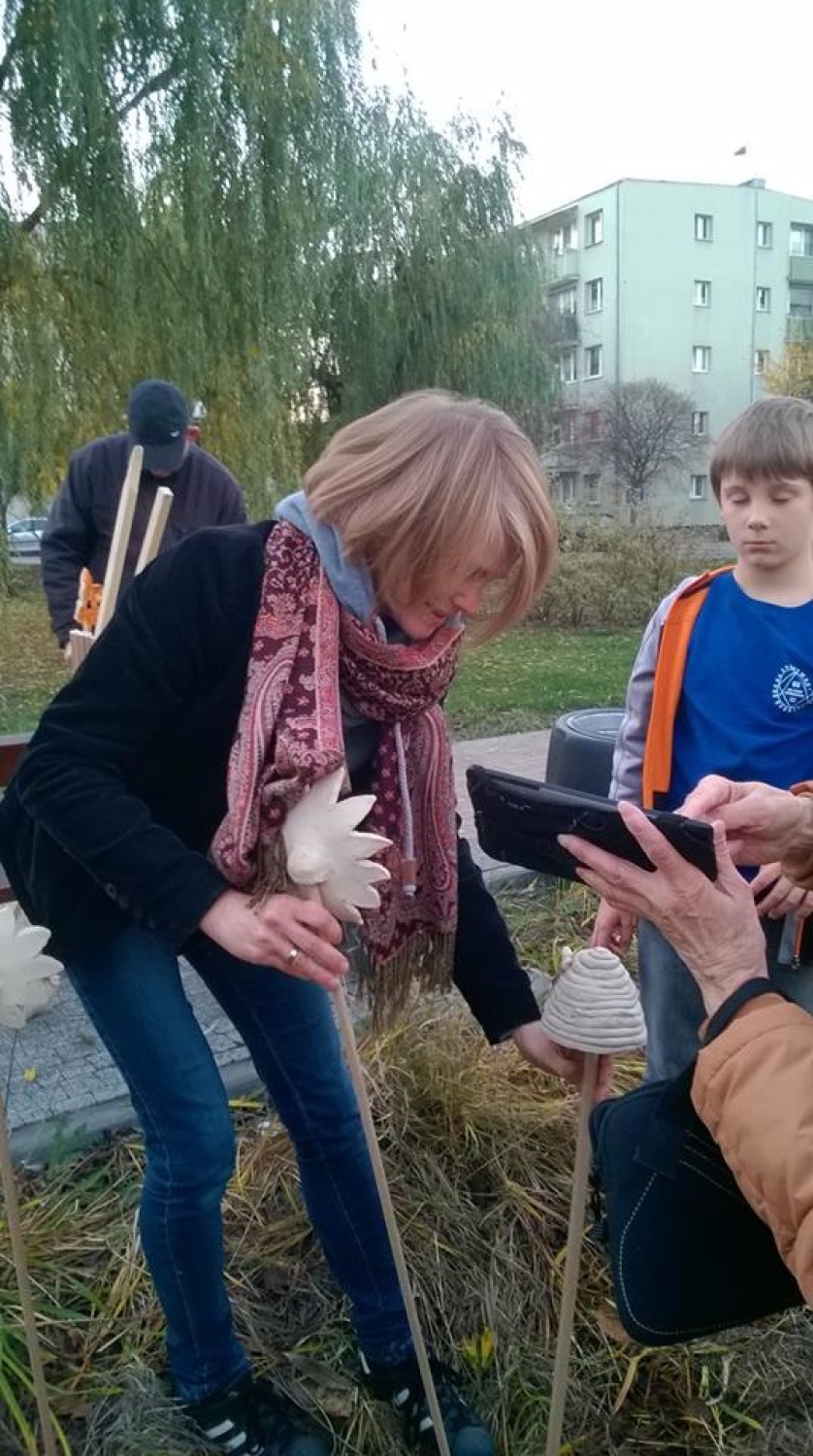 Naturalnie że natura: W parku Ostrowskiego w Chodzieży "zakwitły" ceramiczne kwiaty (FOTO)