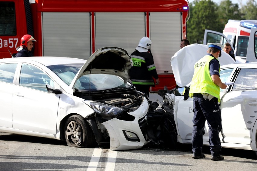 Wypadek w Kosowie na dk12 (gm. Moszczenica). Zderzyły się trzy samochody. Stara droga Piotrków - Łódź zablokowana [ZDJĘCIA]