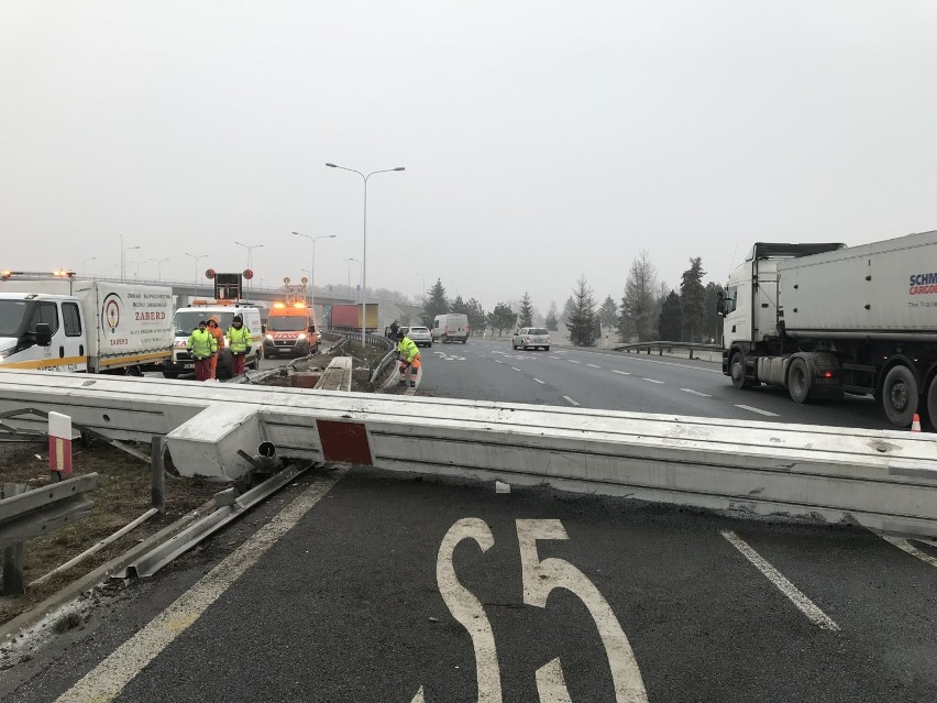 Uwaga, groźny wypadek na AOW. Z tira spadły betonowe słupy (ZOBACZ ZDJĘCIA)