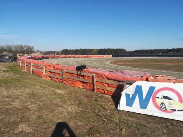 Według nadzoru budowlanego obiekt przy S3 w Nietoperku to tor. Według inwestora: utwardzona droga polna. Sprawa trafiła do Wojewódzkiego Sądu Administracyjnego w Gorzowie