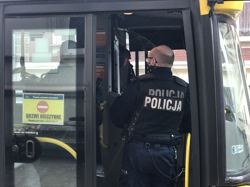 Chuligan uszkodził lusterko w autobusie. Słupska policja szuka sprawcy