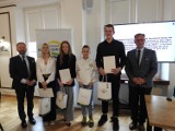 Sukcesy sportowe uczniów zostały nagrodzone  - wręczono Nagrody Sportowe Powiatu Nowodworskiego