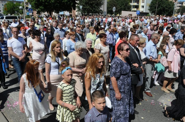 Śrem: Boże Ciało 2015 na Jezioranach. Wierni z parafii NSJ przeszli ulicami osiedla [ZDJĘCIA]