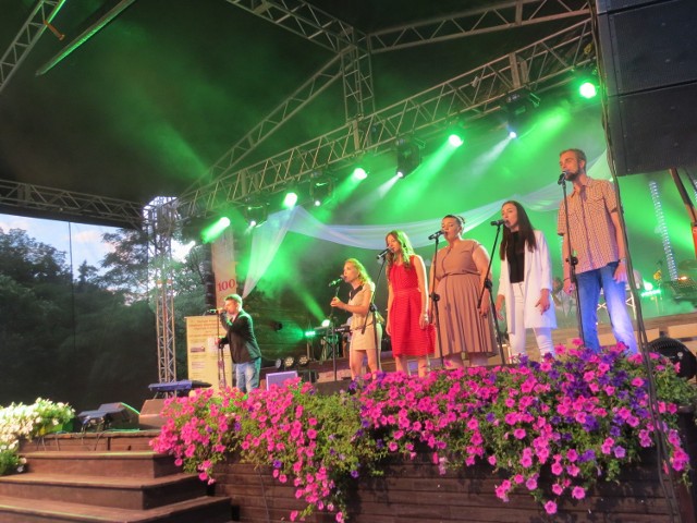 Wokalistom towarzyszyły chórki złożone z uczestników festiwalu. W różnych składach osobowych