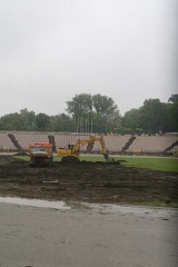 Remont stadionu w Rybniku już się rozpoczął. Zrywają murawę
