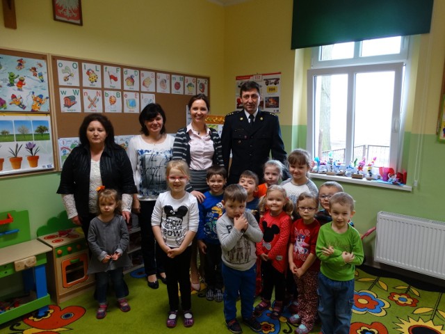 Lenartowice - Zespół Szkół Publicznych uczestniczy w akcji Cała Polska czyta dzieciom