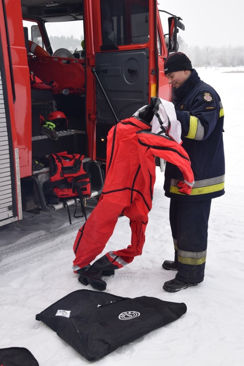 Sieradzcy strażacy ćwiczyli na lodzie. Wodno-nurkowe manewry odbyły się na zbiorniku Próba