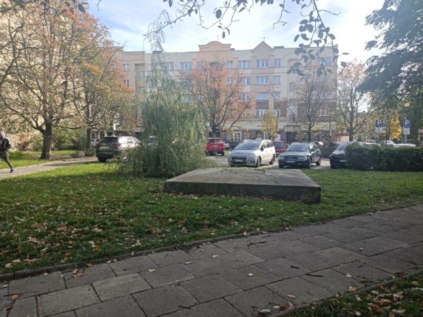 Zmiana planu zagospodarowania skweru przy placu Bohaterów Getta w Legnicy. Tak zagłosowali radni. Powstanie tam budynek wielorodzinny?