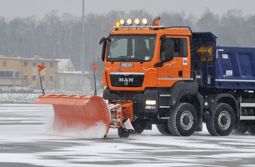 Gdańskie lotnisko walczy z intensywnymi opadami śniegu [ZDJĘCIA]