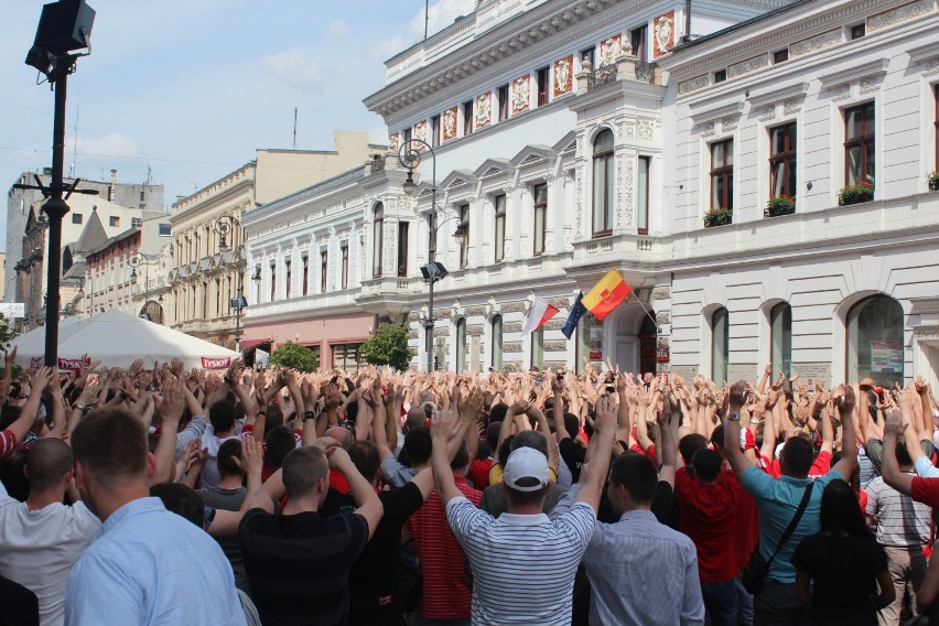 "Stadion dla Widzewa". Kibice manifestowali na Piotrkowskiej [zdjęcia, wideo]