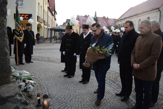Po mszy pod pomnikiem Górników Polskiej Miedzi zapalono znicze oraz złożono wiązanki kwiatów. 
29 listopada jest oficjalnie obchodzony w KGHM i całym Zagłębiu Miedziowym jako Dzień Pamięci Ofiar.

Czytaj dalej pod kolejny zdjęciem 