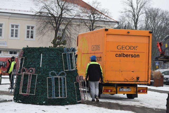 Świąteczny klimat znika z Wielunia. Zdemontowano choinkę na placu Legionów.