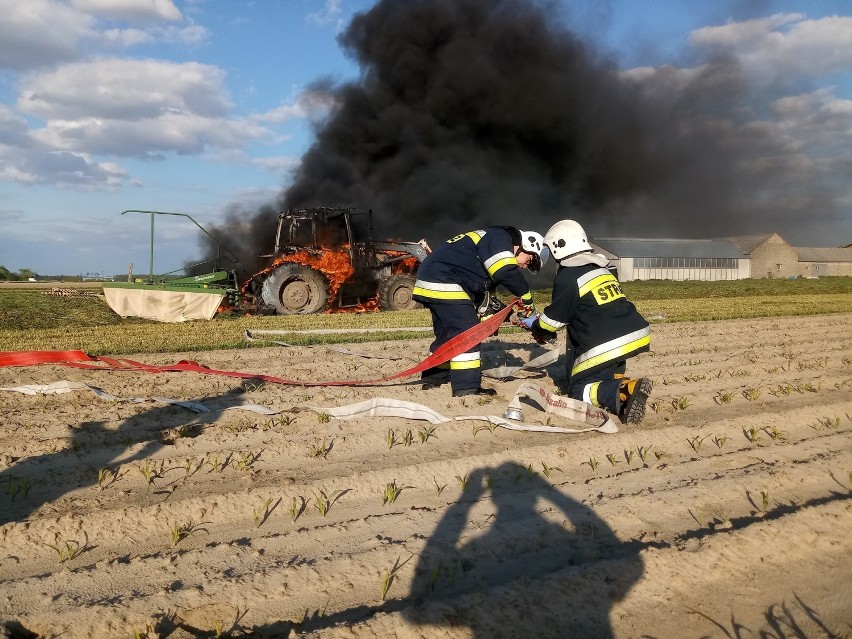 Ciągnik stanął w ogniu w czasie prac polowych